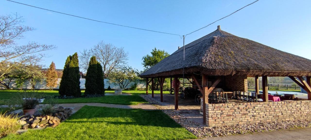 Village Garden Family Guest House Tiszakanyár Exteriör bild