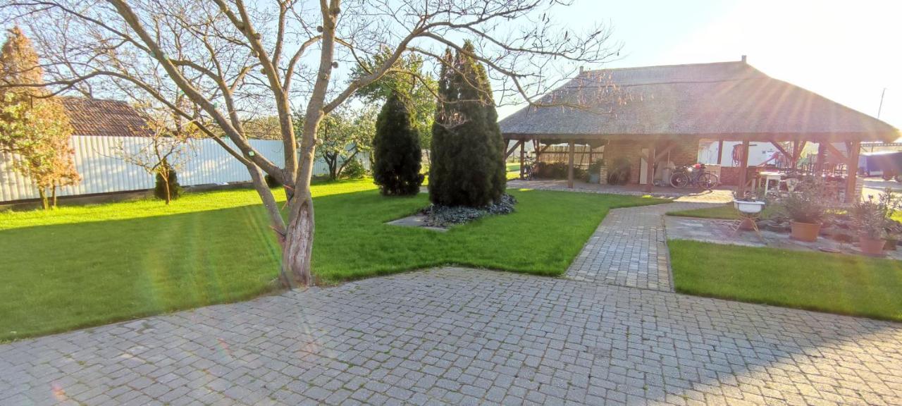 Village Garden Family Guest House Tiszakanyár Exteriör bild