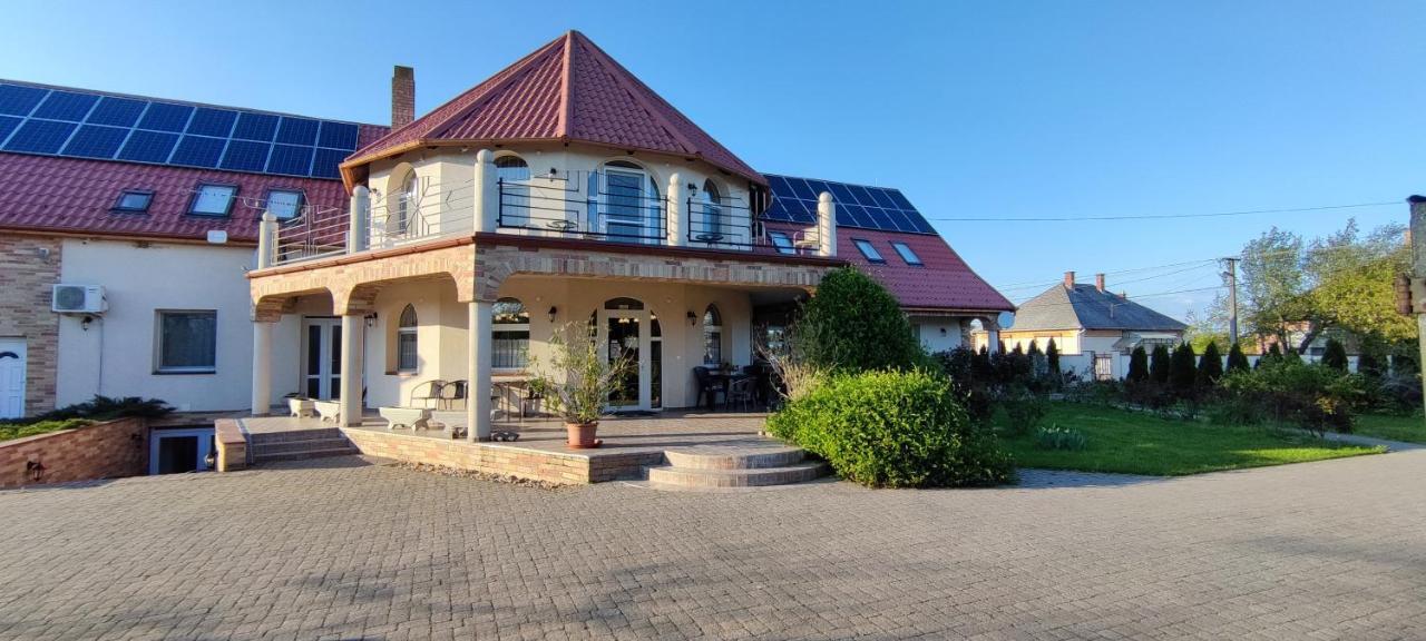 Village Garden Family Guest House Tiszakanyár Exteriör bild