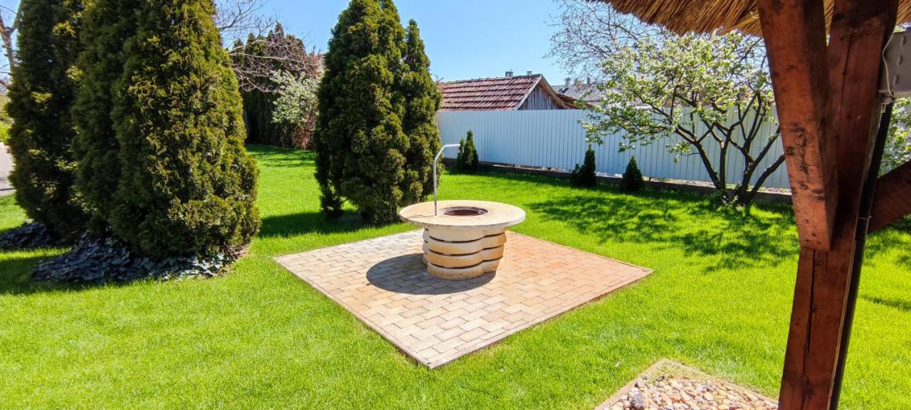 Village Garden Family Guest House Tiszakanyár Exteriör bild