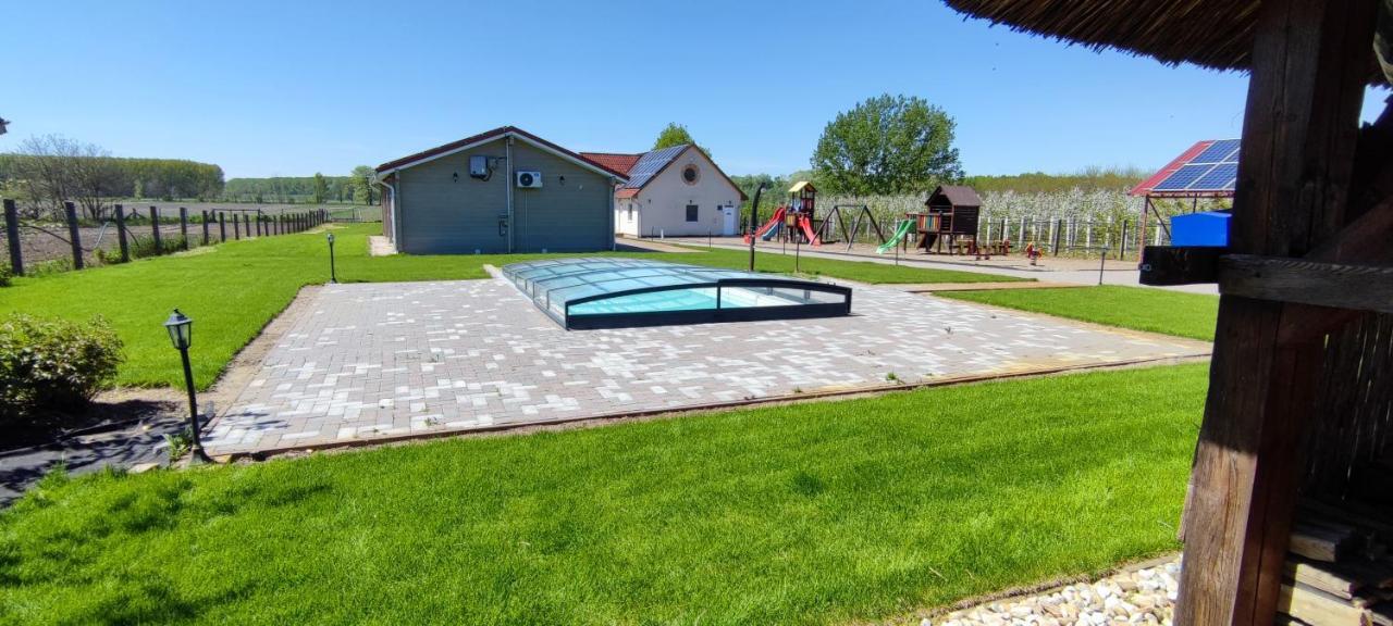 Village Garden Family Guest House Tiszakanyár Exteriör bild