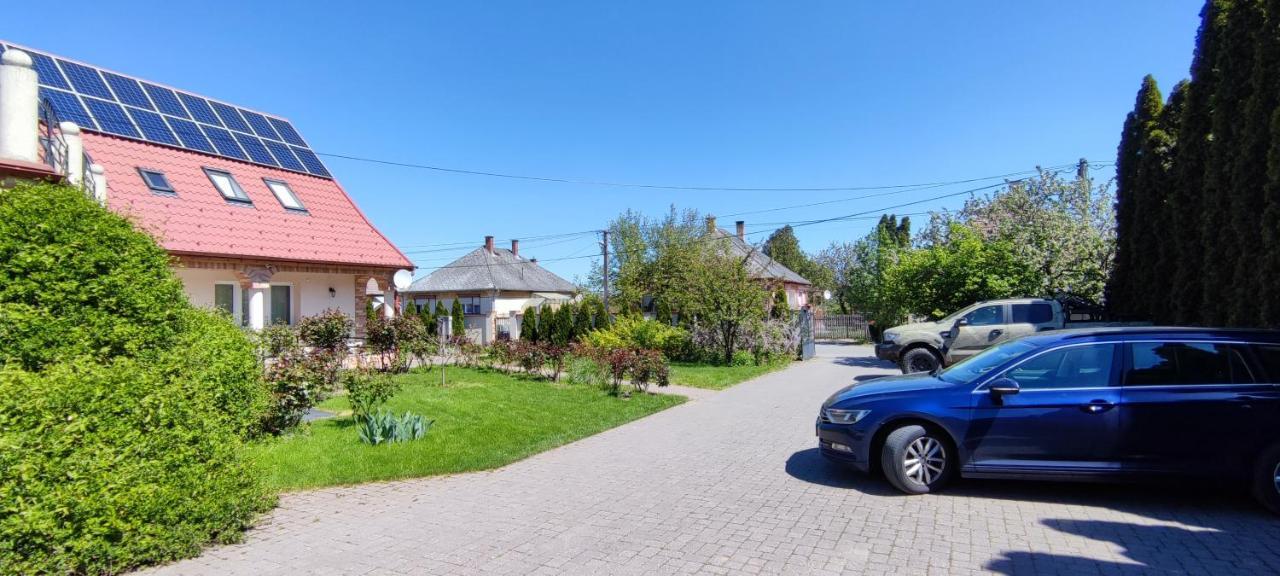 Village Garden Family Guest House Tiszakanyár Exteriör bild