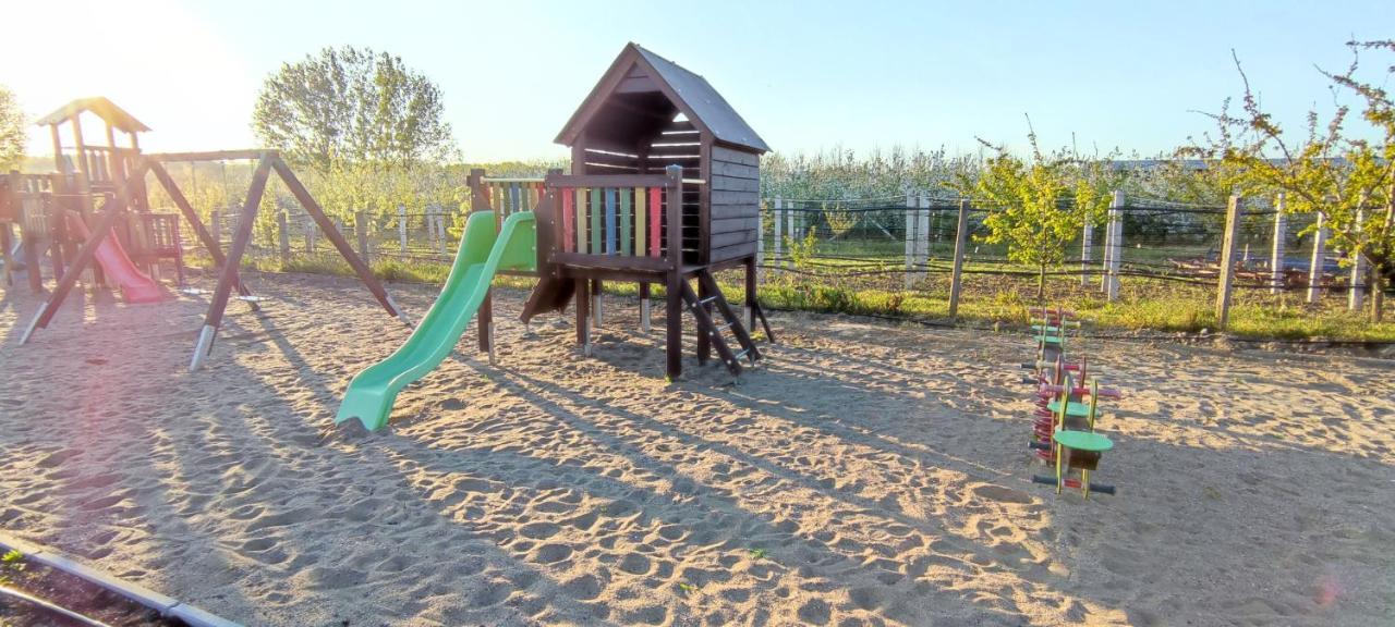 Village Garden Family Guest House Tiszakanyár Exteriör bild