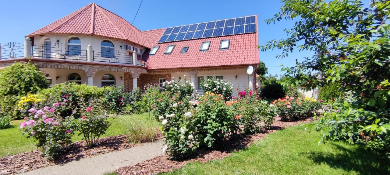 Village Garden Family Guest House Tiszakanyár Exteriör bild