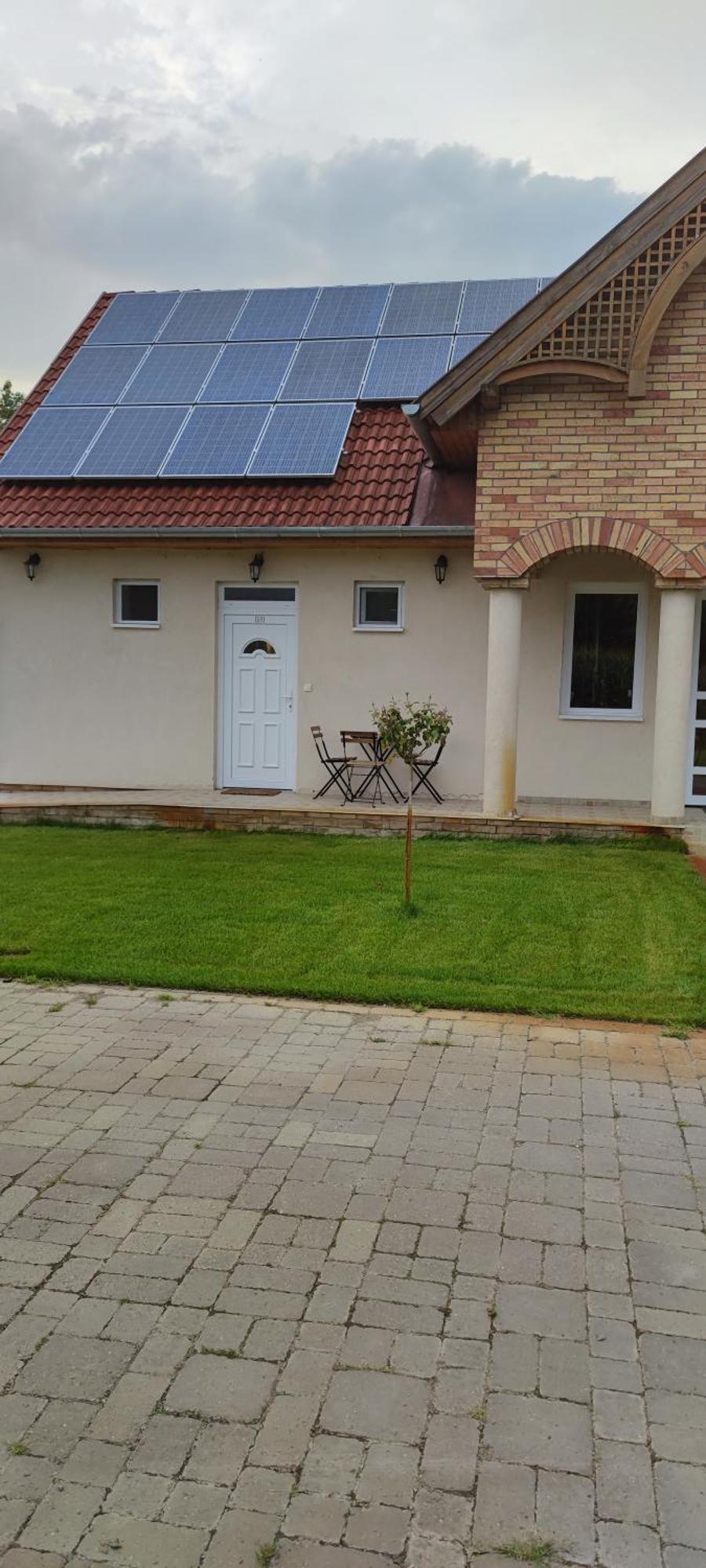 Village Garden Family Guest House Tiszakanyár Rum bild